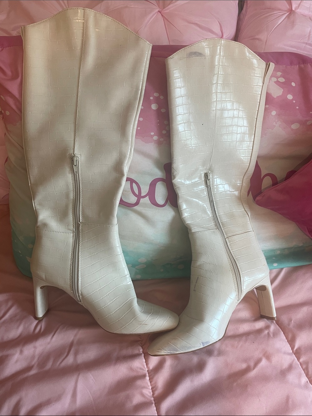 WhiteEmbossed Knee-High Pointed-Toe Boots flawed 8M - Picture 5 of 11